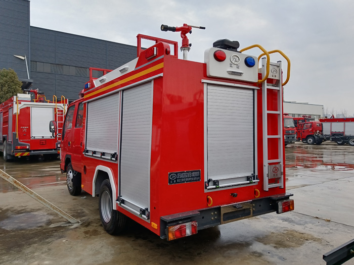 5噸消防灑水車(chē)_油庫(kù)貨場(chǎng)港口碼頭消防車(chē)_2.5-5噸泡沫消防車(chē)現(xiàn)車(chē)報(bào)價(jià)