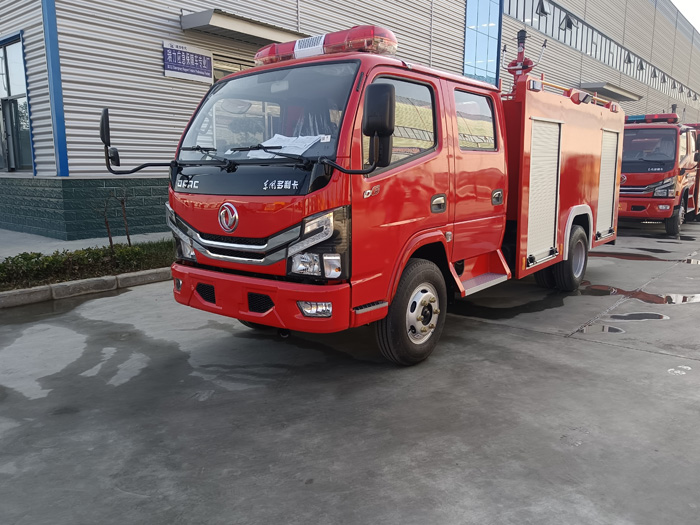 5噸消防灑水車(chē)廠(chǎng)家_油庫(kù)貨場(chǎng)港口碼頭消防車(chē)_2.5-5噸泡沫消防車(chē)現(xiàn)車(chē)報(bào)價(jià)