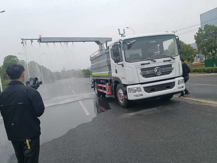 東風(fēng)D9自動(dòng)噴淋鐵路抑塵車(chē)-12噸自動(dòng)感應(yīng)噴灑_榆林12方抑塵灑水車(chē)_霧化感應(yīng)噴淋車(chē)_煤炭降塵車(chē)