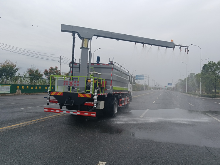 東風(fēng)D9免稅的鐵路抑塵車--12噸降塵灑水車_長(zhǎng)治12立方抑塵車-抑塵噴霧車鉤擋停噴功能火車封層車