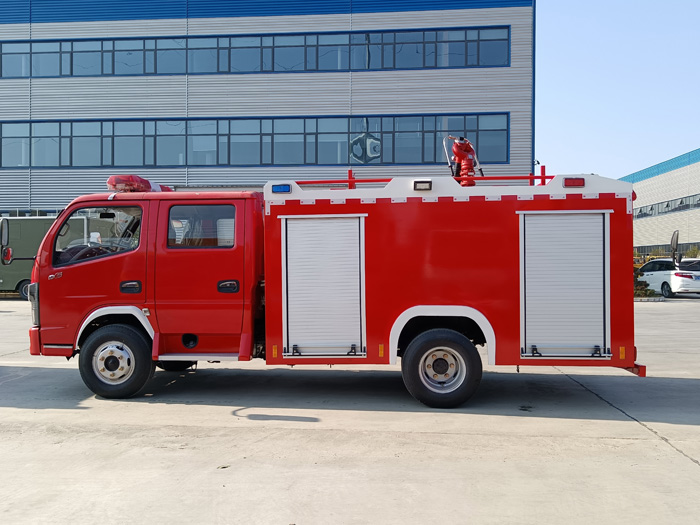 5噸消防灑水車價格_石油化工冶煉廠消防車_2.5-5噸泡沫消防車現(xiàn)車報價