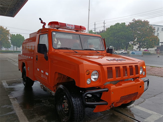 森林防火指揮車_2噸四驅(qū)消防灑水車_安徽福建_應急運水車_四驅(qū)越野消防車