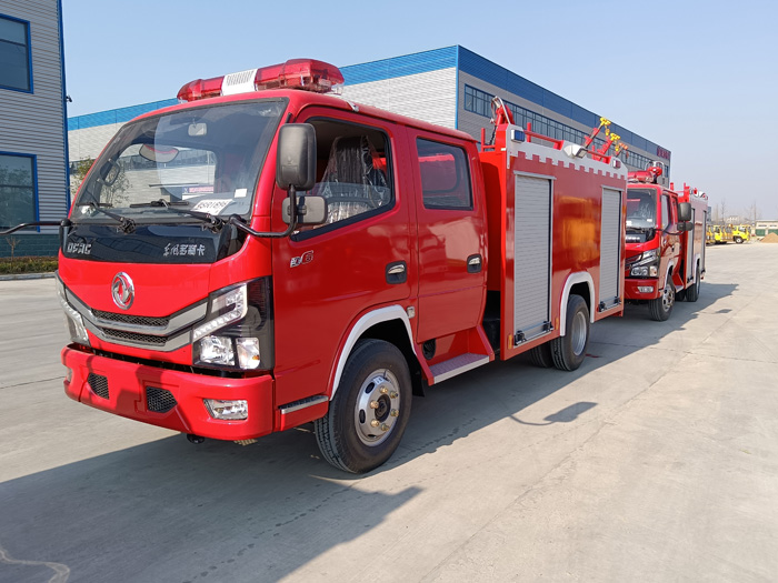5噸消防灑水車(chē)廠(chǎng)家_油庫(kù)貨場(chǎng)港口碼頭消防車(chē)_2.5-5噸泡沫消防車(chē)現(xiàn)車(chē)報(bào)價(jià)