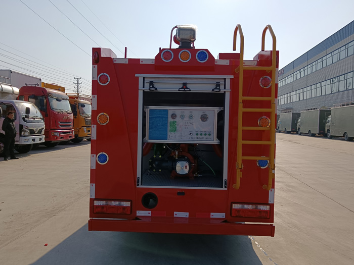 5噸消防灑水車(chē)廠(chǎng)家_油庫(kù)貨場(chǎng)港口碼頭消防車(chē)_2.5-5噸泡沫消防車(chē)現(xiàn)車(chē)報(bào)價(jià)