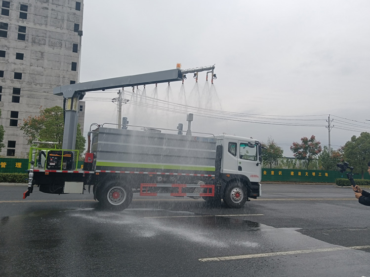 東風(fēng)D9免稅的鐵路抑塵車--12噸降塵灑水車_長(zhǎng)治12立方抑塵車-抑塵噴霧車鉤擋停噴功能火車封層車