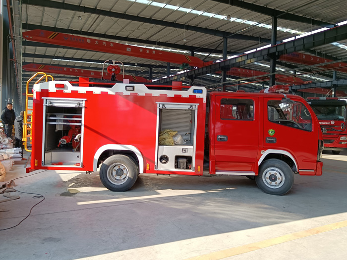 5噸消防灑水車(chē)_油庫(kù)貨場(chǎng)港口碼頭消防車(chē)_2.5-5噸泡沫消防車(chē)現(xiàn)車(chē)報(bào)價(jià)