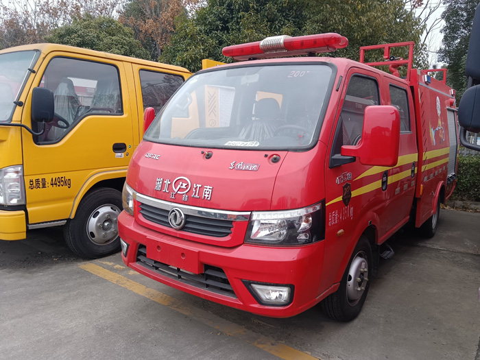 5噸消防灑水車(chē)_油庫(kù)貨場(chǎng)港口碼頭消防車(chē)_2.5-5噸泡沫消防車(chē)現(xiàn)車(chē)報(bào)價(jià)