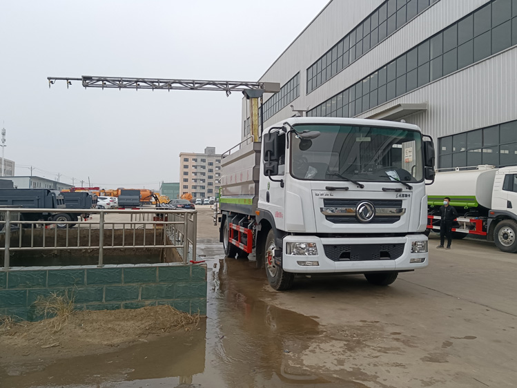 東風(fēng)D9旋轉(zhuǎn)伸縮臂鐵路抑塵車-程力12方煤炭運(yùn)輸降塵_大同煤場抑塵灑水車_運(yùn)煤抑塵劑固化劑噴灑
